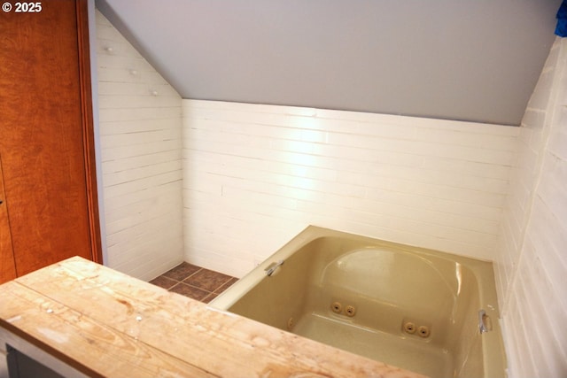 175 W Baltimore St, Heppner, OR 97836 - full bath featuring a tub with jets and vaulted ceiling