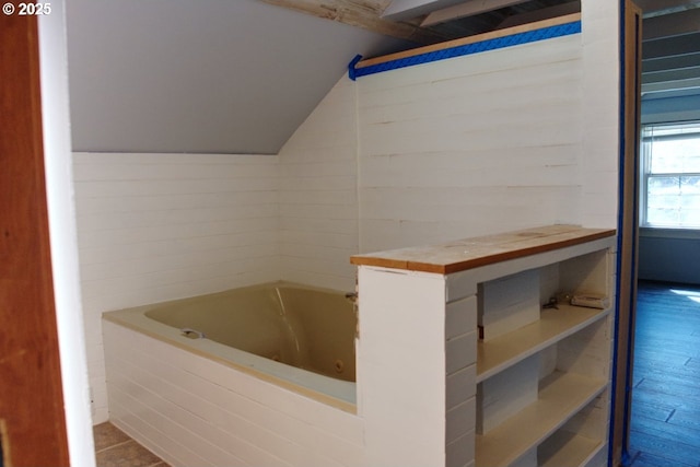 175 W Baltimore St, Heppner, OR 97836 - full bath featuring a jetted tub and lofted ceiling