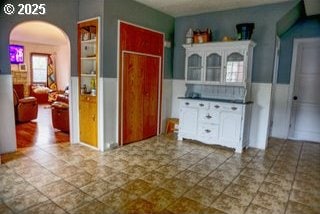 175 W Baltimore St, Heppner, OR 97836 - kitchen with arched walkways