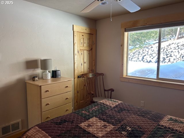 bedroom with visible vents and ceiling fan