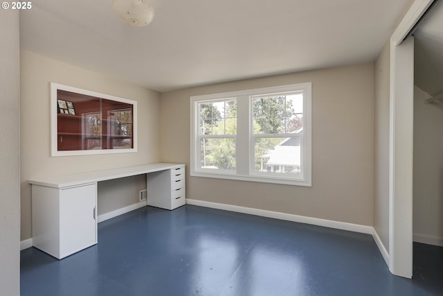 1040 S Park St, Carlton, OR 97111 - unfurnished office featuring finished concrete flooring and built in desk