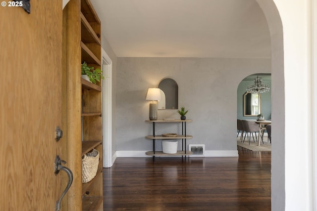 1040 S Park St, Carlton, OR 97111 - entrance foyer with arched walkways, wood finished floors, and a chandelier