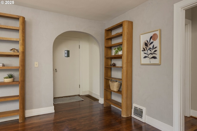 1040 S Park St, Carlton, OR 97111 - entryway featuring arched walkways and dark wood-type flooring