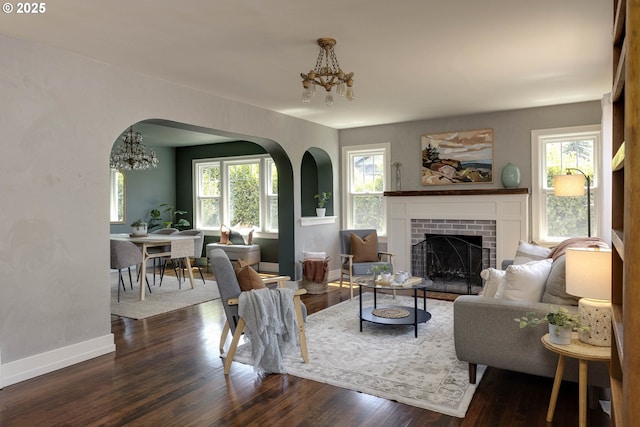 1040 S Park St, Carlton, OR 97111 - living room with a chandelier, arched walkways, a fireplace, and healthy amount of natural light