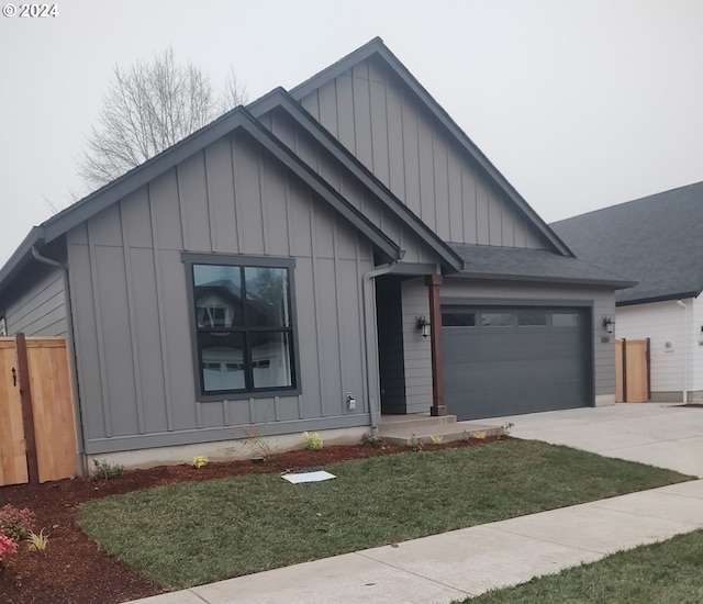 view of front facade featuring a front yard and a garage