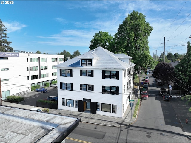 4435 SE Belmont St, Portland, OR 97215 - view of property featuring uncovered parking
