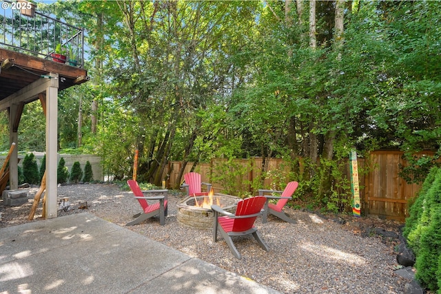 view of patio with a fire pit