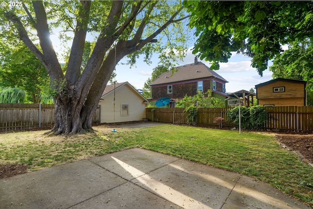 1225 N Emerson St, Portland, OR 97217 - fenced backyard with a patio area