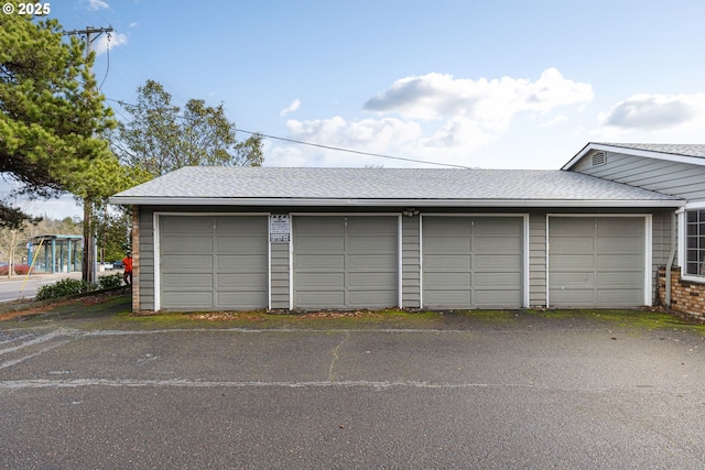 6654 SW Capitol Hwy, Portland, OR 97219 - view of garage