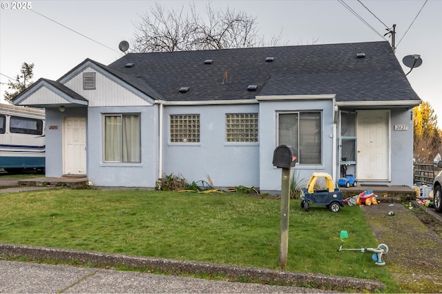 view of front of home featuring a front lawn