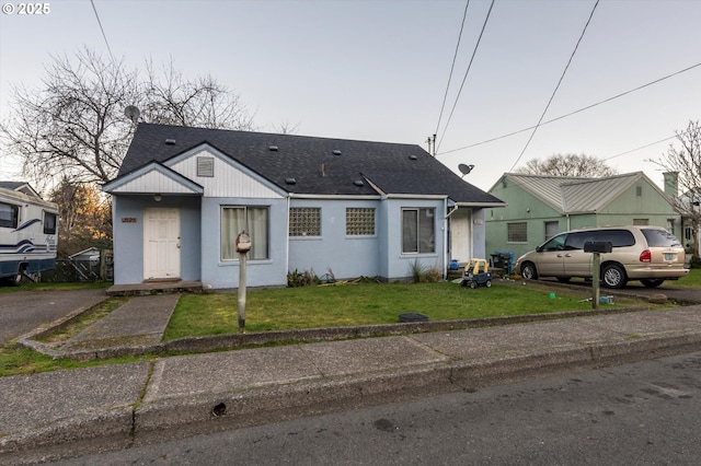 view of front of property featuring a front lawn