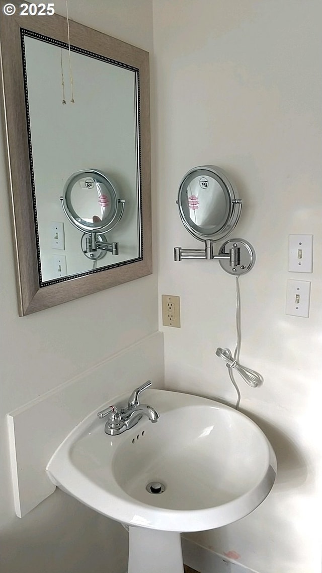 bathroom featuring sink