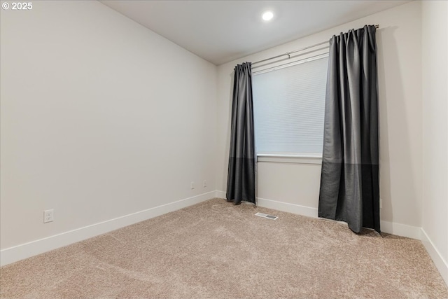 carpeted spare room with baseboards, visible vents, and recessed lighting