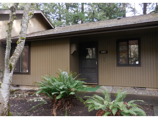 property entrance with crawl space