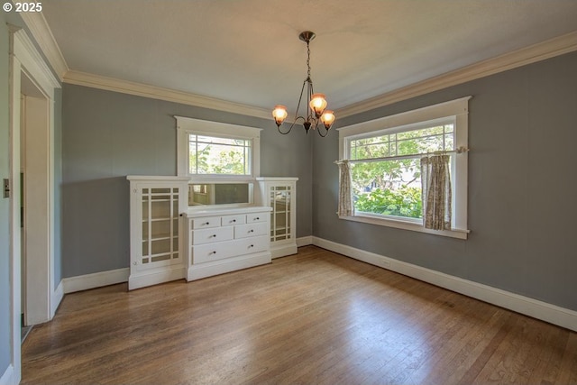 6115 SE 19th Ave, Portland, OR 97202 - empty room featuring crown molding, healthy amount of natural light, a chandelier, and wood finished floors