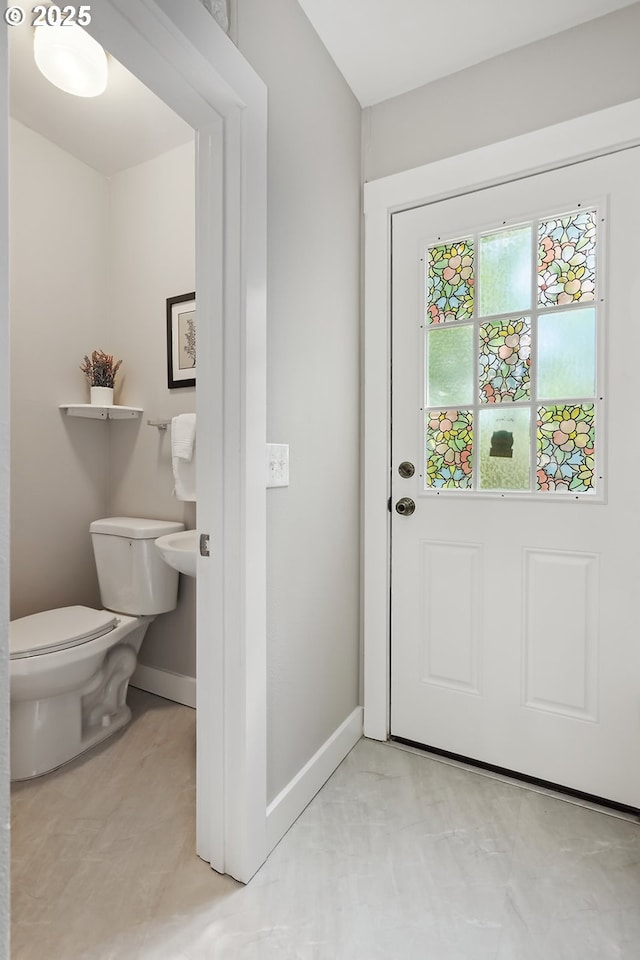 900 H St, The Dalles, OR 97058 - entryway with baseboards