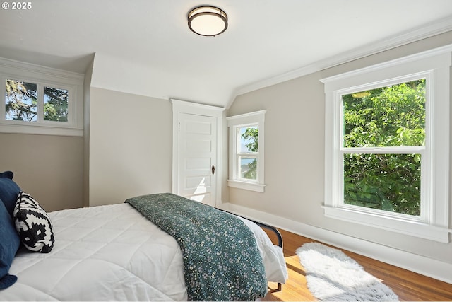 900 H St, The Dalles, OR 97058 - bedroom with wood finished floors, vaulted ceiling, and crown molding