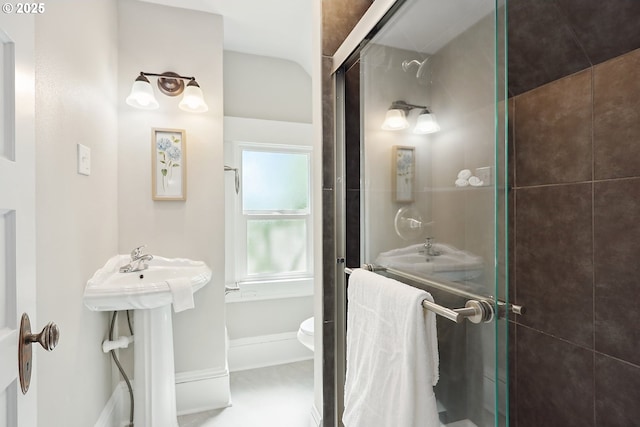 900 H St, The Dalles, OR 97058 - full bathroom featuring a tile shower and toilet