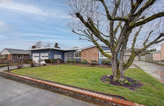 mid-century modern home featuring a garage, driveway, and a front lawn