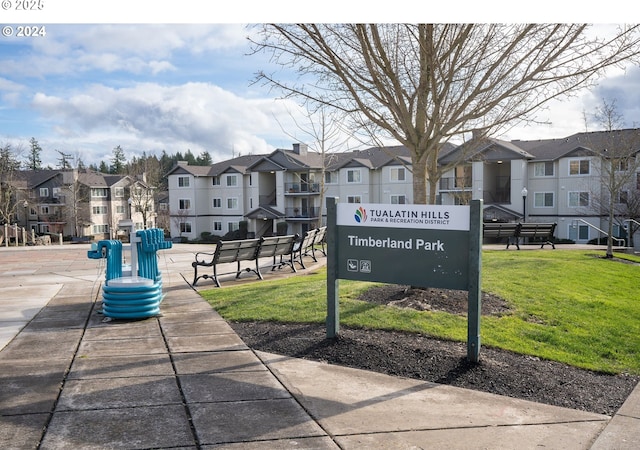 view of property's community featuring a residential view and a yard