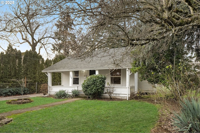 view of front of home featuring a front lawn