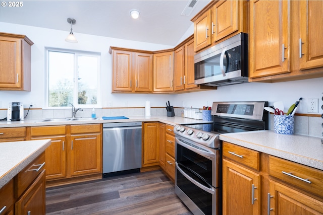 721 N Summerwood St, Roseburg, OR 97471 - kitchen with light countertops, visible vents, stainless steel appliances, and dark wood finished floors