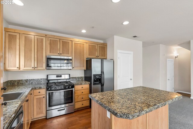 kitchen featuring visible vents, a sink, dark wood-style floors, recessed lighting, and stainless steel appliances