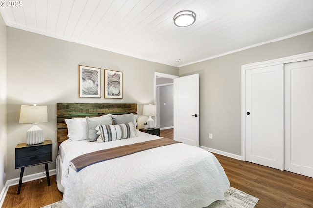 91822 Rulyville Rd, Westport, OR 97016 - bedroom featuring baseboards, wood finished floors, a closet, and ornamental molding