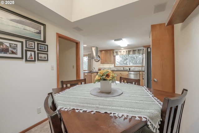 910 NW Overlook Dr, Corvallis, OR 97330 - bedroom featuring a closet, a textured ceiling, light carpet, a ceiling fan, and baseboards