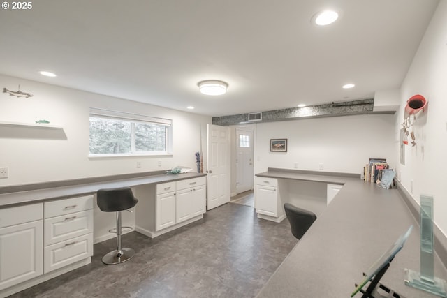 910 NW Overlook Dr, Corvallis, OR 97330 - living room featuring recessed lighting, a fireplace, and carpet