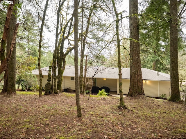 910 NW Overlook Dr, Corvallis, OR 97330 - bedroom featuring a closet, light carpet, baseboards, a textured ceiling, and ceiling fan