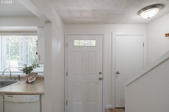 foyer entrance featuring a textured ceiling