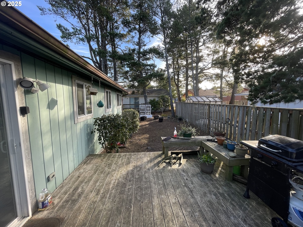 1515 S Downing St, Seaside, OR 97138 - wooden terrace with fence
