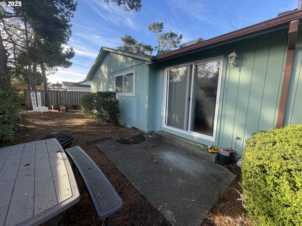 1515 S Downing St, Seaside, OR 97138 - view of patio featuring fence
