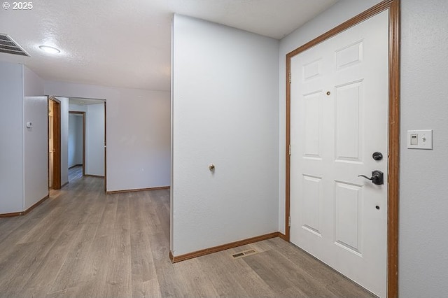 5270 Faircrest Ct SE, Salem, OR 97306 - foyer featuring light wood-style floors, visible vents, and baseboards
