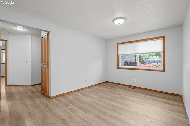 5270 Faircrest Ct SE, Salem, OR 97306 - empty room featuring light wood-style flooring and baseboards