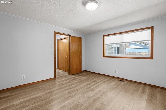 5270 Faircrest Ct SE, Salem, OR 97306 - spare room featuring a textured ceiling, baseboards, light wood-type flooring, and visible vents