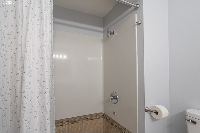 5270 Faircrest Ct SE, Salem, OR 97306 - full bathroom featuring a shower with curtain and toilet