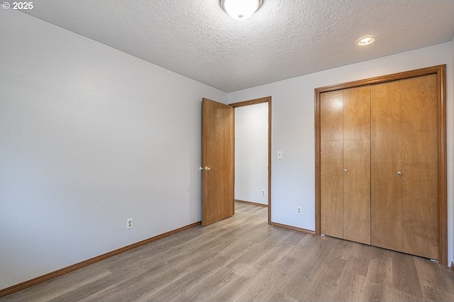 5270 Faircrest Ct SE, Salem, OR 97306 - unfurnished bedroom featuring a closet, a textured ceiling, recessed lighting, light wood-style flooring, and baseboards