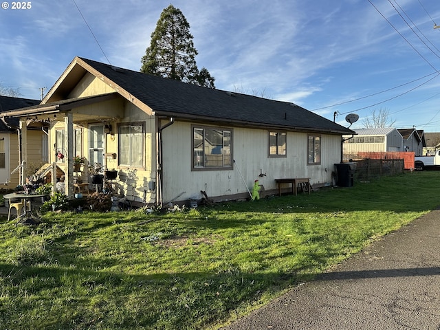 view of front of home with a front lawn