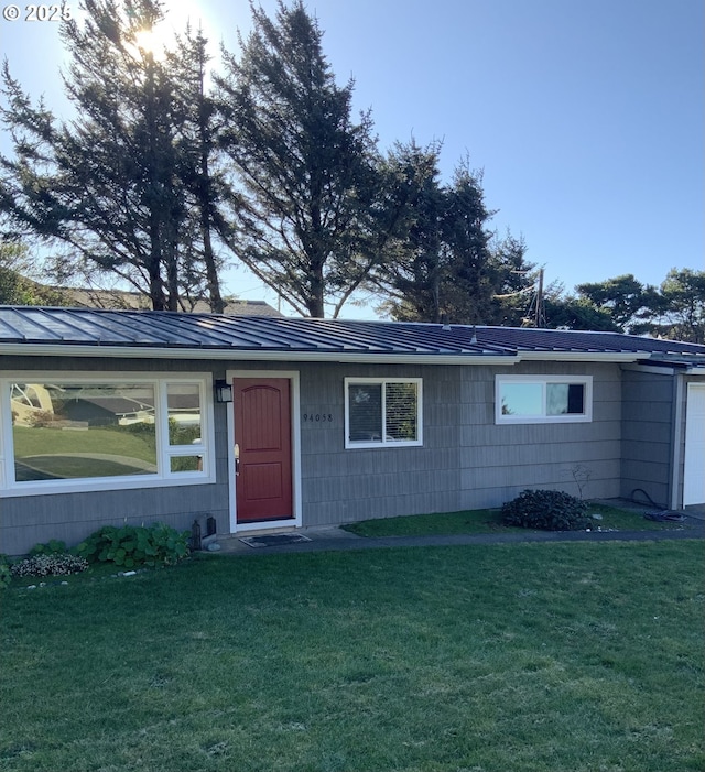 view of front of house with a front lawn