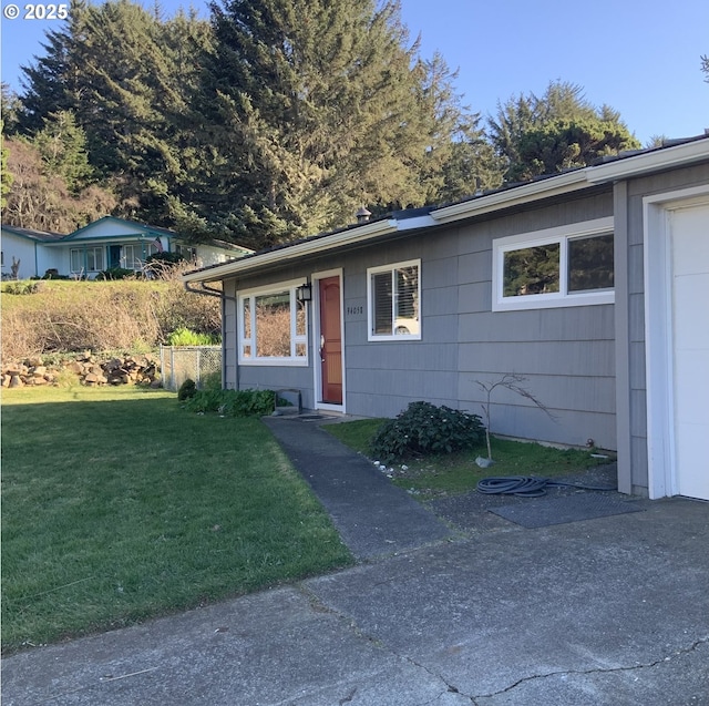 view of front of house featuring a front lawn