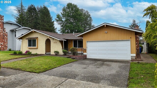 1919 SE 22nd Pl, Renton, WA 98055 - ranch-style house with driveway, a front yard, and an attached garage