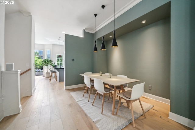 dining area featuring recessed lighting, baseboards, and light wood-style flooring