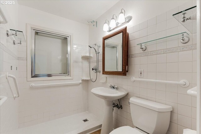 full bathroom with a tile shower, toilet, decorative backsplash, and tile walls