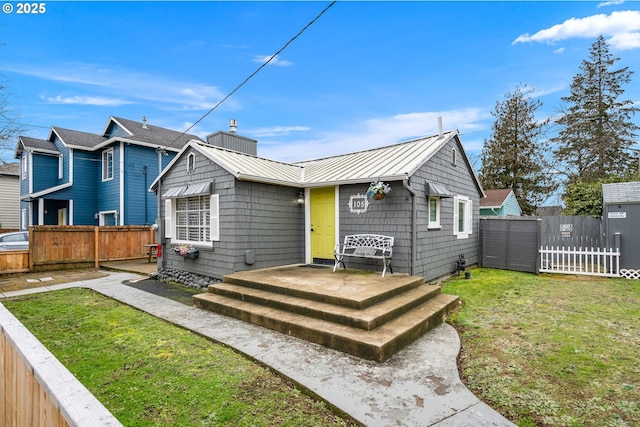 view of front of property featuring a front lawn