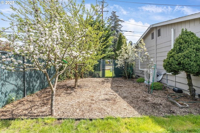 1592 NW Keasey St, Roseburg, OR 97471 - view of yard featuring fence and a gate