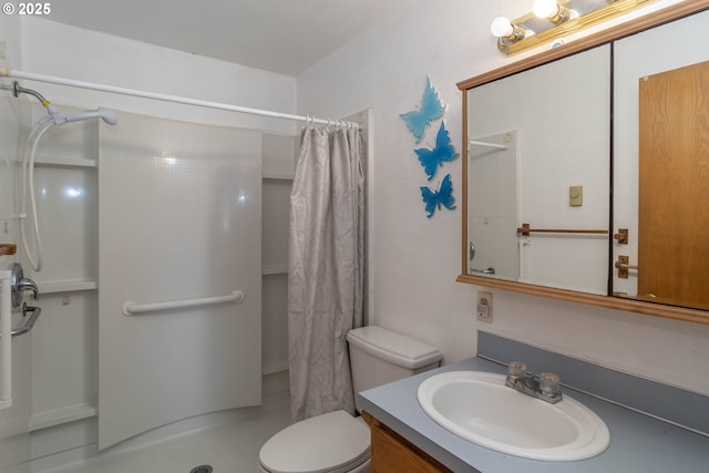 471 Hawthorne St, Sutherlin, OR 97479 - bathroom featuring vanity, toilet, and a shower with shower curtain