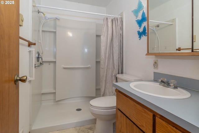 471 Hawthorne St, Sutherlin, OR 97479 - full bath featuring toilet, curtained shower, and vanity