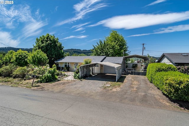 471 Hawthorne St, Sutherlin, OR 97479 - ranch-style home featuring a carport and driveway